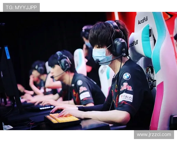 FPX战队在精英赛积分榜上以82分稳居第一，展现强大实力与团队默契